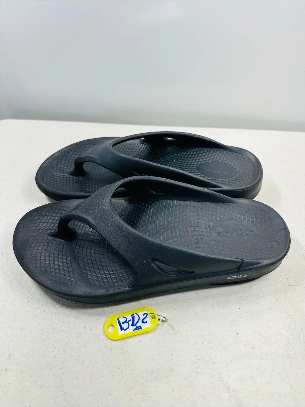 OOFOS OOriginal thong sandals size 6